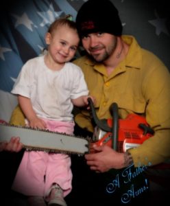 saw dad daughter funny awkward picture portrait